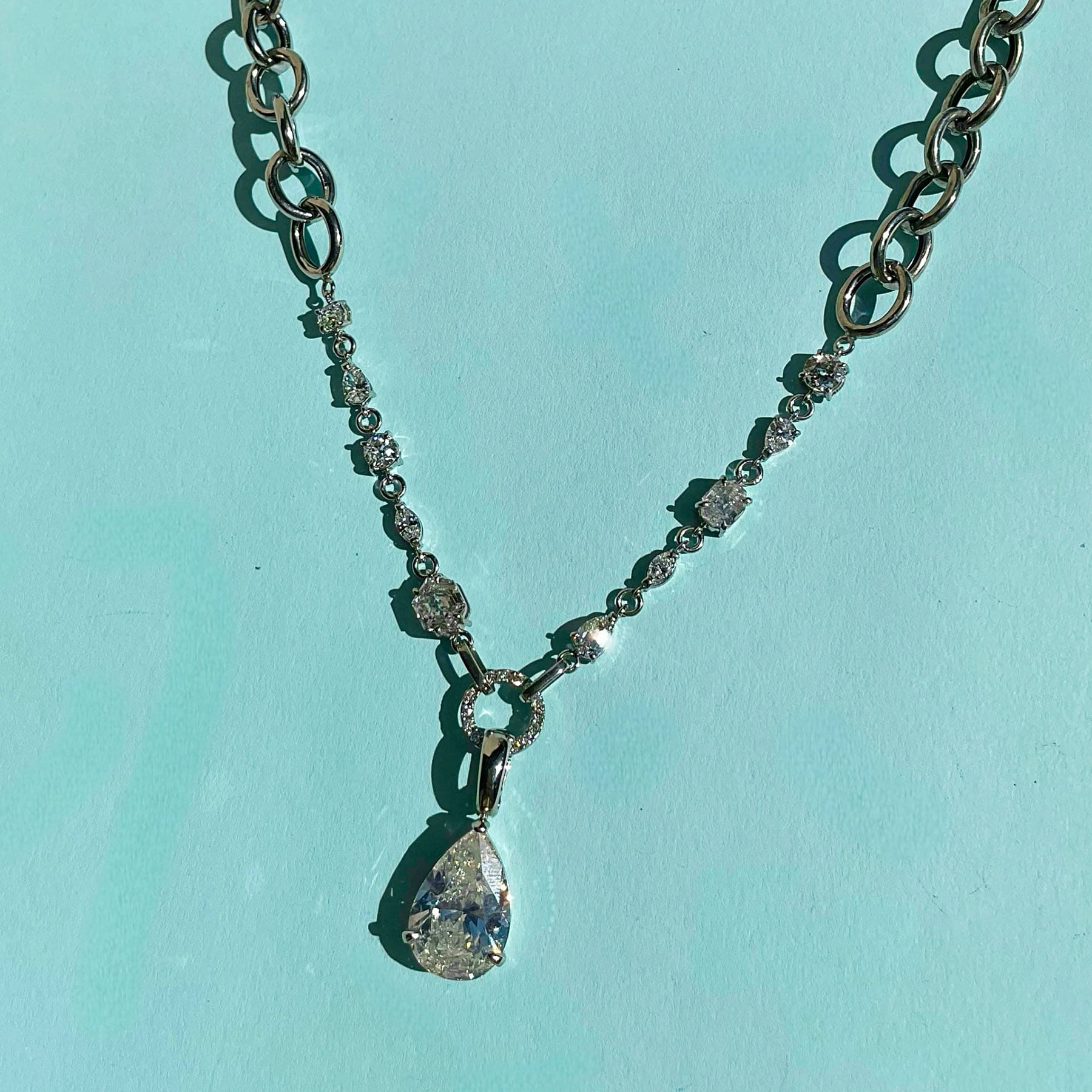 Cadena con diamantes y colgante 02