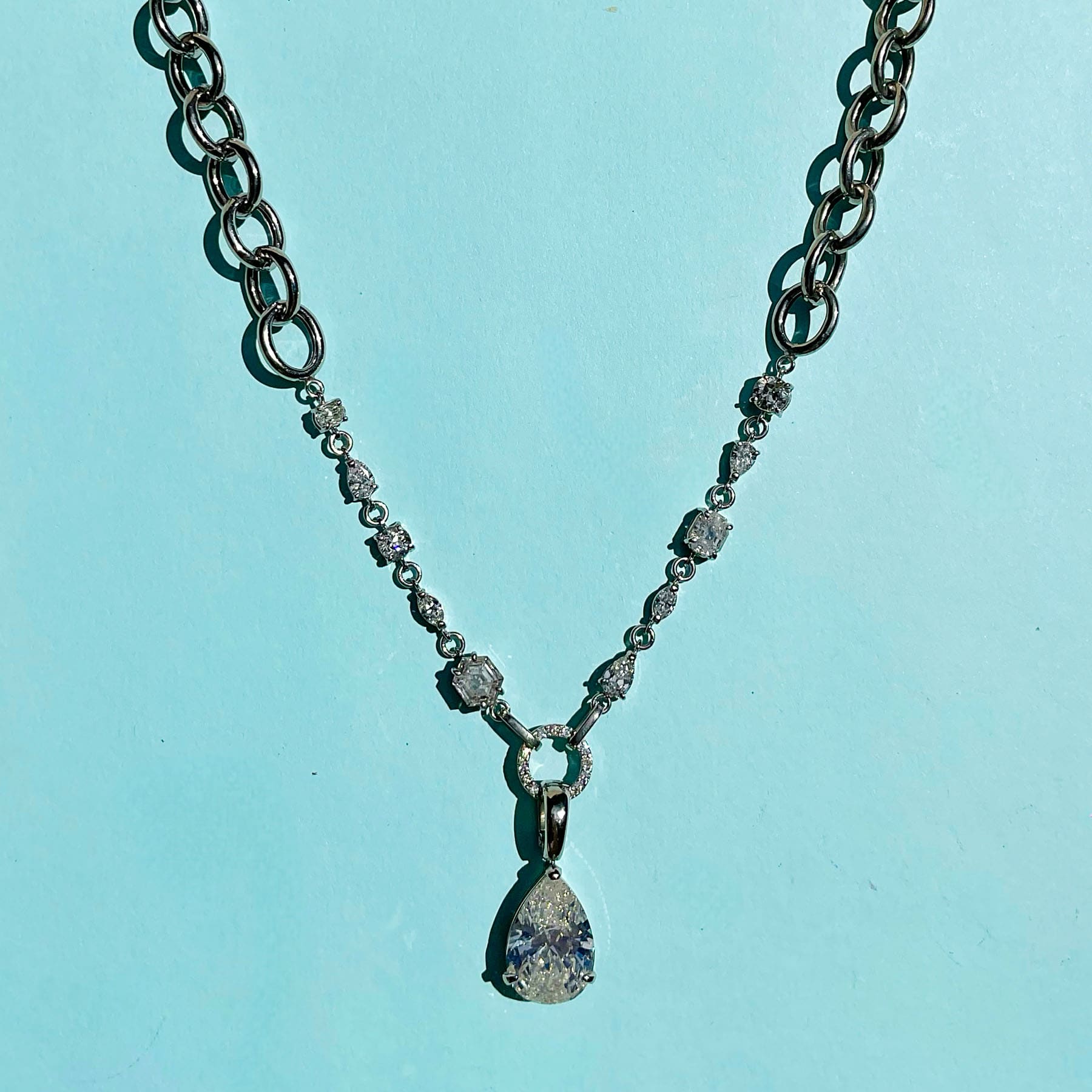 Cadena con diamantes y colgante 04