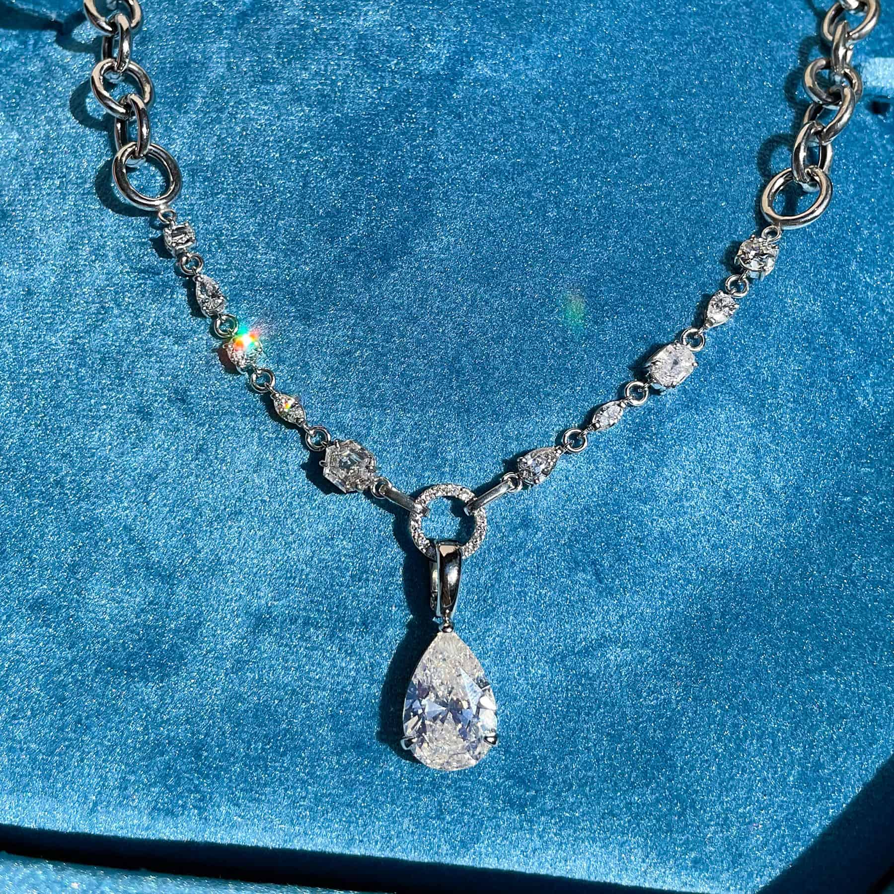 Cadena con diamantes y colgante 05