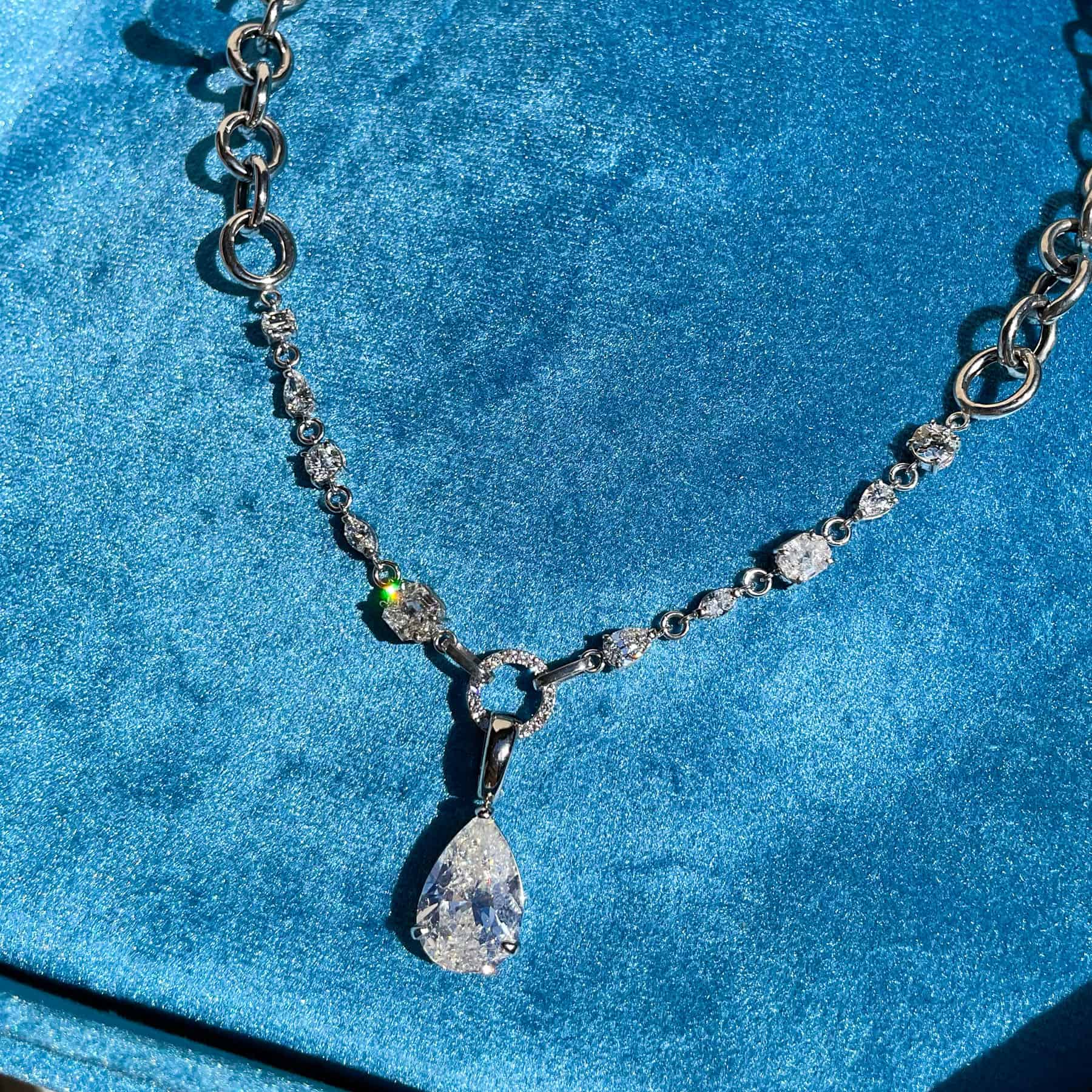 Cadena con diamantes y colgante 06