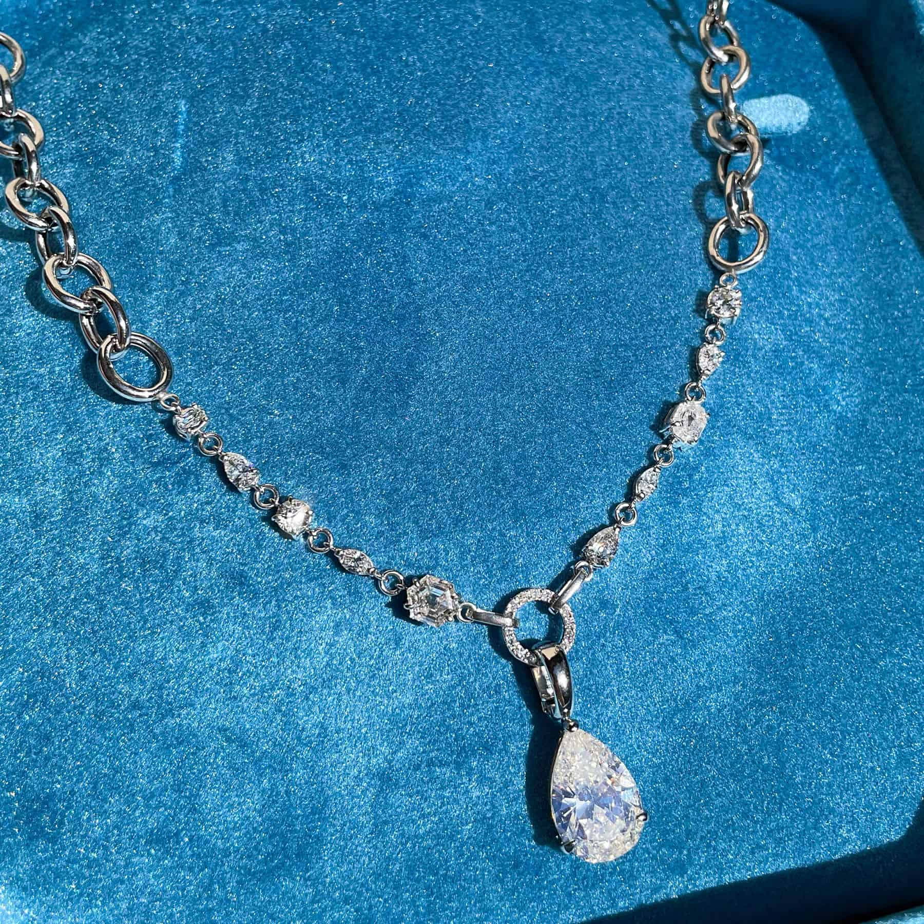 Cadena con diamantes y colgante 07