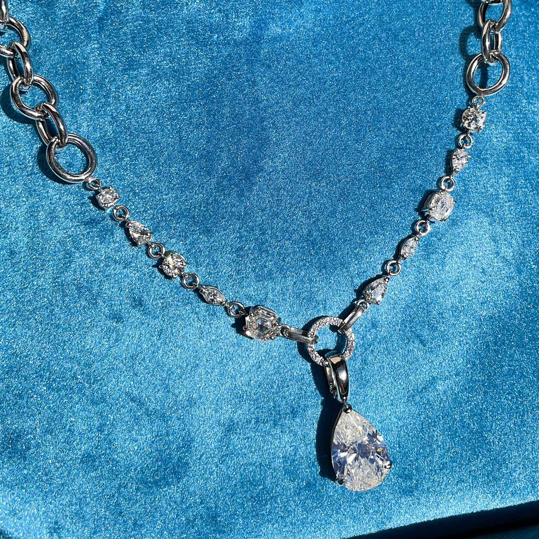 Cadena con diamantes y colgante 08