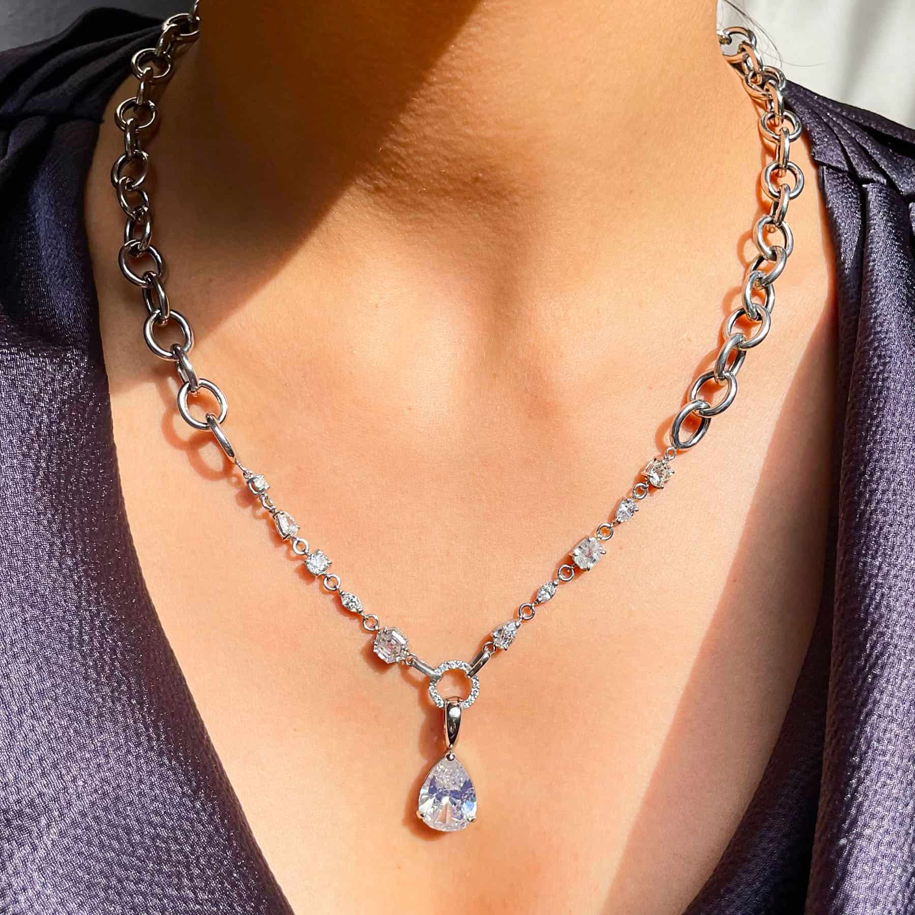 Cadena con diamantes y colgante 10