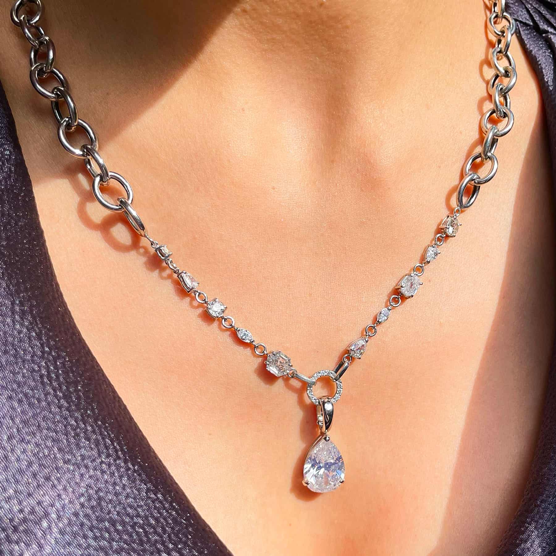 Cadena con diamantes y colgante 12