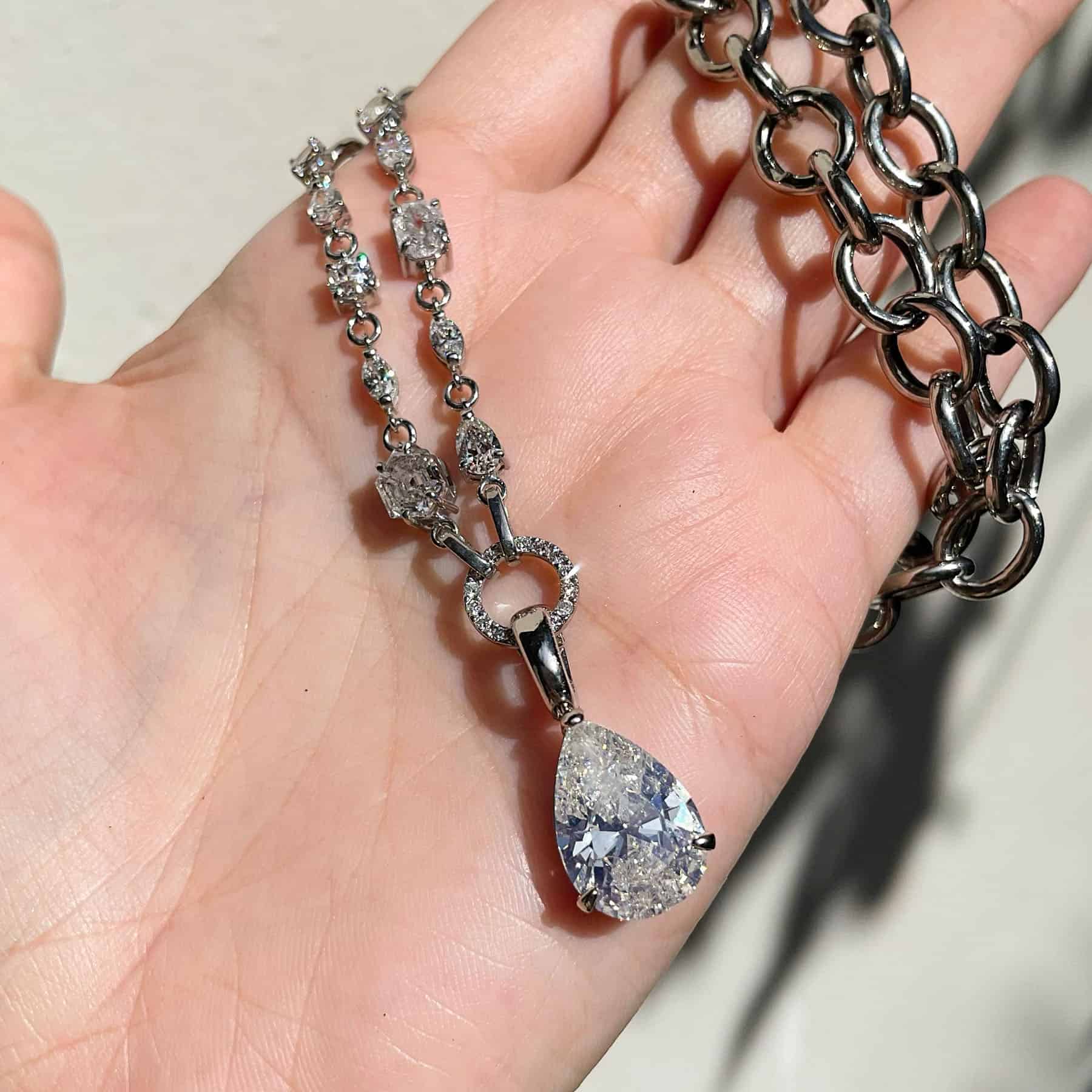 Cadena con diamantes y colgante 14